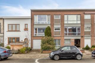 Zeer goed gelegen appartement op de tweede verdieping (zonder lift) vlakbij het Boekenberg Park bestaande uit: inkomhal met ingemaakte kast en apart toilet, lichtrijke living met open geïnstalleerde keuken, ingerichte badkamer, 2 slaapkamers waarvan de grootste slaapkamer toegang geeft tot het terras en een ruime berging. Heel het appartement is voorzien van een gietvloer behalve de 2 slaapkamers (laminaat).<br />Achteraan het gebouw is er een afzonderlijke garagebox inbegrepen in de prijs en onderaards is er nog een handige bergkelder.