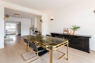 Ruim, lichtrijk en energiezuinig appartement<br /><br />Welkom in de Nerviërsstraat 18 in 2018 Antwerpen! Je woont hier met openbaar vervoer (tram en bus) in de directe omgeving, vlakbij ZAS Sint-Vincentius en het Stadspark. Dankzij de vlotte verbinding naar het centrum, het Groen Kwartier en op wandelafstand van het gezellige Zurenborg en de Dageraadplaats geniet je van zowel de rust als de bruisende stad. Top Mobiscore van 9,6/10! Het appartement bevindt zich op de 3de verdieping van een kleinschalig gebouw (lift voor langere tijd buiten gebruik). Je betreedt de woning via de inkomhal met handige berging. De ruime, lichtrijke woonkamer vormt het hart van het appartement. De geïnstalleerde keuken is uitgerust met gasvuur met dampkap, oven, koelkast, afwasmachine en een aansluiting voor een wasmachine. De vernieuwde badkamer beschikt over een badkamermeubel, ligbad met douche en toilet. Verder zijn er twee ruime slaapkamers. Bruikbare vloeroppervlakte volgens EPC: 108m². Kortom, ideaal voor alleenstaanden, koppels en gezinnetjes die op zoek zijn naar de nodige ruimte! <br /><br />Verplichte vermeldingen<br />EPC: 124 kWh/m²<br />G-score: B<br />P-score: B<br />Stedenbouwkundige inlichtingen: in aanvraag