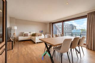 Algemeen<br />Dit duplexappartement met 3 slaapkamers bevindt zich op de derde verdieping in de verzorgde residentie Vlissinghe. Het centrum, scholen, openbaar vervoer en tal van dagelijkse voorzieningen bevinden zich op korte afstand, waardoor heel wat verplaatsingen gemakkelijk te voet of met de fiets kunnen gebeuren. Een extra troef is de nabijheid van het Hulstplein, dat zorgt voor een aangename groene toets in de onmiddellijke omgeving. De ligging biedt bovendien een vlotte aansluiting op de belangrijkste invalswegen, waardoor ook de omliggende gemeenten en steden gemakkelijk bereikbaar zijn.<br /><br />Indeling<br />Via de inkomhal, met vestiairekast en gastentoilet, kan je enerzijds richting de keuken en anderzijds richting de leefruimte. Beide ruimtes hebben aansluitend een schuifraam met terras wat zorgt voor veel lichtinval. De keuken is voorzien van een oven, frigo, diepvries en inductiekookplaat. De leefruimte van ruim 30 vierkante meter is voorzien van een karaktervolle parketvloer en heeft een rechthoekige vorm. Dit zorgt ervoor dat deze ruimte enorm praktisch is. Tenslotte hebben we naast de keuken de eerste slaapkamer van 8 vierkante meter die tevens als berging kan gebruikt worden.<br /><br />Als we naar boven gaan via de trap komen we in de nachthal die aansluiting geeft aan twee slaapkamers van respectievelijk 11,8 en 13 vierkante meter en de badkamer. Deze is uitgerust met dubbele lavabo, bad met douchemogelijkheid en een toilet. Tenslotte is er een wasplaats die is afgewerkt met een meubel om de droogkast en wasmachine in te plaatsen.<br /><br />Het appartement beschikt over een kelderberging en over een eigen autostaanplaats op de binnenplaats. Een praktische troef, zeker gezien de centrale ligging van het appartement. Deze wordt afzonderlijk aangeboden en is verplicht mee aan te kopen bij het appartement. <br /><br />Troeven:<br />* Centraal en toch rustig wonen in Tielt<br />* 2 ruime terrassen met goeie oriëntatie<br />* Autostaanplaats en kelderberging<br />* Drie slaapkamers<br /><br />Wens je graag meer info over deze opportuniteit? Twijfel dan niet langer en plan een bezoek met Mathieu.<br /><br />T: 0479/63.53.01<br />M: mathieu@gentill.be