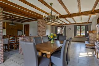 Deze woning is rustig en kindvriendelijk gelegen aan het einde van een doodlopende straat, op wandel-/fietsafstand van scholen, het shoppingpark, lokale winkels, openbaar vervoer, station, sportfaciliteiten, ..., en met een vlotte verbinding naar Geel, Westerlo, Herentals, Kasterlee en de E313.<br /><br />Je betreed de woning via de inkomhal, voorzien van een gastentoilet en een vestiairekast. De lichtrijke woonkamer bestaat uit een zithoek en een eethoek, met aansluitende keuken, voorzien van een gasvuur, dampkap, vaatwasser en microgolfoven.<br /><br />Verder is er op het gelijkvloers een ruime slaapkamer, een badkamer met douche en ligbad, een wasplaats en een inpandige garage met elektrische sectionale poort.<br /><br />Op de verdieping geeft de nachthal uit op 3 slaapkamers, een berging, een toilet en 2 zolderruimtes dewelke verder ingericht kunnen worden om de bewoonbare oppervlakte verder uit te breiden.<br /><br />De woning is volledig onderkelderd, waardoor je beschikt over heel veel opslag - / werkruimte.<br /><br />Centrale verwarming op aardgas (de brander werd in 2021 vernieuwd).<br /><br />De tuin is afgesloten en voorzien van een verder af te werken terras. Hier is het rustig vertoeven.