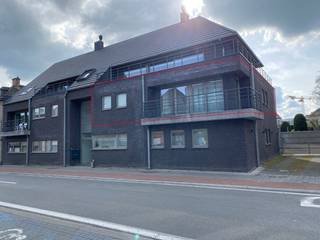 Dit appartement (1° verdieping) heeft alle troeven : energiezuinig, ruim, 2 terrassen, privatieve kelderberging én een afgesloten staanplaats..<br /><br />Via de privatieve inkom komt u in de lichtrijke leefruimte, waarin de eigentijdse keuken geïntegreerd werd.<br />Eveneens: afzonderlijke praktische berging. <br />Drie ruime slaapkamers. Badkamer met dubbel meubel, bad én douche.<br />Nuttig om te weten: telenetaansluiting; systeem C; afzonderlijke fietsenberging.<br />Vaste kosten bedragen 40 euro / maand<br /><br />Goed om weten: goeie ontsluiting (E17, ...), en winkels, bakker, slager, ... in de onmiddellijke omgeving .<br /><br />Kortom: uitstekende prijs-kwaliteit-verhouding<br /><br />.