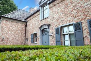 Gezellige MANOIRE villa in een aangename omgeving te Halle / Zoersel!Dit prachtig eigendom tussen de dorpskernen van Sint-Antonius en Halle, gelegen...