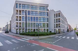Vraag uw bezoek aan via immodavinci.be<br /><br />Ligging<br />Dit appartement geniet een uitstekende ligging aan het Sint-Pietersstation, vlak bij het Miljoenenkwartier en een prachtig park. Het centrum van Gent is vlot bereikbaar per fiets en dankzij het ruime aanbod aan openbaar vervoer bent u perfect verbonden in alle richtingen. Ook de nabijheid van belangrijke invalswegen maakt dit een bijzonder praktische locatie.<br /><br />Indeling<br />Het appartement beschikt over een ruime en zeer lichtrijke leefruimte met een volledig geïnstalleerde open keuken. Er zijn twee volwaardige slaapkamers en een derde kamer, ideaal als bureau of thuiswerkruimte. De grote slaapkamer geeft uit op een terras aan de achterzijde, terwijl er vooraan een ruim terras aanwezig is om van het open zicht te genieten. Verder is er een badkamer met alle comfort.<br /><br />Troeven<br /><br />Toplocatie aan Gent-Sint-Pieters en Miljoenenkwartier<br />Veel natuurlijk licht en ruime leefruimtes<br />2 terrassen: vooraan en achteraan<br />3de kamer ideaal als bureau<br />EPC B (102) – energiezuinig<br />Afgesloten fietsenstalling in het gebouw<br />Ondergrondse staanplaats bij te huren aan €75/maand<br />Forfait gemene kosten: €100/maand<br />Lange termijn mogelijk (9 jaar)<br /><br />Een comfortabel en goed gelegen appartement, ideaal voor wie ruim en centraal wil wonen in Gent.
