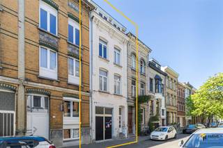 <p><span>Werbrouckstraat 36 - Antwerp (2020)</span></p><p><span> </span></p><p><span>Spacious house (272 m²) with garage and south facing outdoor space (25 m²) in Antwerp (2020).</span></p><p><span>This versatile home is conveniently located on the border of Wilrijk and Hoboken, with both village centers within walking distance. Thanks to the proximity of bus, streetcar, train and the velo-sharing system, you enjoy excellent accessibility here. You are also quickly on your way by car via the surrounding connecting roads.</span></p><p><span>With a living area of no less than 272 m², this property offers exceptional space and flexibility. With six full bedrooms, two bathrooms and two kitchens, this is the ideal home for large families, co-housing or a combination of living and working. The indoor garage (25 m²) and the low-maintenance, south-facing outdoor space (25 m²) complete the picture.</span></p><p><span>You enter the house through the spacious entrance and staircase hall, with access to the indoor garage on the left. To the rear on the ground floor are a sitting area, an additional kitchen, a shower room and a spacious living kitchen. There is also a separate guest toilet.</span></p><p><span>On the first mezzanine floor there is a second living kitchen (20 m²) with basic equipment and a separate toilet. The first, second and third floors each have a similar layout, with a spacious bedroom of 20 m² at the front and a second room of 15 m² at the rear.</span></p><p><span>The second mezzanine offers another room of 12 m², with an adjacent second bathroom (8 m²), equipped with a walk-in shower, double sink and toilet.</span></p><p><span>Are you looking for an exceptionally spacious home with numerous possibilities for family or co-housing? Do not miss this opportunity! Living area 272 sq ft – ref: gross floor pop. For more info or a free appraisal visit </span><span><span>www.hansimmo.be</span></span></p><p><span> </span></p>