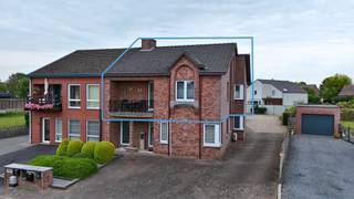 Te koop: appartement met terras<br /><br />Adres: Grotestraat 172A, 3631 Boorsem<br /><br />Dit verzorgd appartement op de eerste verdieping is rustig gelegen in Boorsem, een deelgemeente van Maasmechelen. Dankzij de ruime indeling, het aangename terras, de grote zolderruimte en de aparte garagebox biedt dit appartement zeer veel comfort. Winkels, scholen en verbindingswegen bevinden zich in de nabije omgeving.<br /><br />Indeling:<br /><br />Bij het betreden van het appartement komt u terecht in de inkomhal, die u rechtstreeks leidt naar de open leefruimte met aansluitend de keuken.<br /><br />Aan de voorzijde van het appartement, aan de straatzijde, is er een extra hal die toegang geeft tot het aangename terras. Langs deze hal is er tevens een apart toilet voorzien.<br /><br />Aan de achterzijde van het appartement bevinden zich twee ruime slaapkamers, een badkamer en een praktische wasplaats.<br /><br />Daarnaast beschikt het appartement over een extra grote zolderruimte met vaste trap, ideaal voor het opbergen van extra spullen en materiaal.<br /><br />Buiten beschikt het appartement over een afzonderlijke garagebox. Hier kan u uw wagen parkeren en geniet u van bijkomende opbergruimte. Daarnaast zijn er op het perceel tal van parkeermogelijkheden.<br /><br />Het appartement beschikt over een EPC-label C.<br /><br />Vraagprijs: € 240.000,00<br /><br />Interesse in dit appartement? Neem gerust contact met ons op voor meer informatie of om een bezichtiging in te plannen.