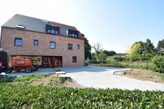 Nieuwbouw BEN-appartement met 2 slaapkamers, terras en autostaanplaats in het centrum van Kasterlee.<br /><br />De duplex bevindt zich op de 2<sup>de</sup> en 3de verdieping en maakt deel uit van een kleinschalig residentie “Cardina”.<br /><br />Het appartement (100m²) bestaat uit een inkomhal met gastentoilet en berging/wasruimte waar ook de warmtepomp staat. De inkomhal geeft uit op een leefruimte met een open keuken, eet- en zithoek.<br /><br />De keuken is ingericht met fornuis, afzuigkap, inbouwijskast en vaatwasser. Aanpalend aan de zithoek is er een dakterras bereikbaar via een schuifraam. In de leefruimte staat een trap naar de zolderverdieping.<br /><br />De nachthal geeft uit op een apart toilet, 2 mooie slaapkamers en een badkamer met grote inloopdouche en lavabomeubel.<br /><br />Gelijkvloers is een privatieve autostaanplaatst voorzien. <br /><br />Het appartement bevindt zich op de markt op wandelafstand van de winkels (250m), openbaar vervoer (250m) en de school (100m).<br /><br />Het appartement wordt volledig geschilderd en is INSTAPKLAAR.<br /><br />Troeven:<br />-Ligging in het centrum.<br />-Energiezuinig.<br />-Instapklaar.<br />-Ruime woonkamer.<br />-Autostaanplaats.<br /><br />Indien u meer informatie wenst of een plaatsbezoek, aarzel dan niet contact op te nemen: tel. 0496 / 51.10.10 of christoffel@vastgoedpicavet.be<br />