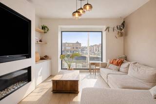 Op een vlot bereikbare ligging in Gent bevindt zich deze verrassend ruime en kwalitatief totaal gerenoveerde stadswoning (2021) met een...