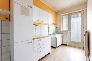Bent u op zoek naar een te renoveren appartement met twee slaapkamers en twee terrassen? Dan stellen wij graag dit appartement op de derde verdieping in een kleinschalig appartementsgebouw (zonder lift) aan u voor!<br />Indeling:<br />De inkomhal geeft toegang tot de meeste ruimtes in het appartement. Vooraan is er de woonkamer met daarnaast de keuken die doorgang geeft aan het terras vooraan. Tussen de gang en de keuken is er een extra kamer waar de ketel voorzien is. <br />Centraal is er de badkamer met ligbad/douchefunctie en enkele lavabo. Er is tevens een apart toilet. <br />Achteraan zijn er twee slaapkamers waarvan de kleinste slaapkamer doorgang geeft aan het groot terras.<br />Ligging:<br />Uiterst centrale ligging op enkele ogenblikken van het centrum van Antwerpen. Op enkele meters verwijderd van talrijke winkels en horeca. Scholen, parken en verbindingswegen op enkele minuten afstand. <br />Pluspunten:<br />- Dak is geïsoleerd<br />- Ruim appartement 107m²<br />- Twee terrassen en twee kelderbergingen<br />- In te richten naar eigen smaak<br />Voor meer informatie of een bezichtiging kan u One vastgoed steeds bereiken op volgend nummer 03 360 85 30.