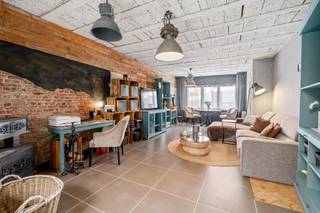 <p><u><strong>Te koop:</strong></u> zeer ruime eengezinswoning in het centrum van Machelen, momenteel ingericht als meergezinswoning.<br /><br />Deze karaktervolle woning biedt een zee aan ruimte en mogelijkheden. Dankzij de centrale ligging in Machelen geniet u van alle voorzieningen op wandelafstand, terwijl de indeling u toelaat het pand volledig naar eigen smaak te moderniseren. Met vijf slaapkamers, twee keukens en meerdere woonkamers is dit huis ideaal voor grote gezinnen, co-housing of wie werk en wonen wil combineren.<br /><br />Wandel door de hele woning via de Walkly.<br /><br /><u><strong>Belangrijkste ruimtes:</strong></u><br />• Ruime woonkamer (32 m²) met veel lichtinval<br />• Tweede woonkamer (18 m²) voor extra leefruimte<br />• Keuken (18 m²) en tweede keuken (10 m²)<br />• Vijf slaapkamers (21 m², 14 m², 12 m², 17,6 m², 26,5 m²)<br />• Badkamer (15 m²)<br />• Twee toiletten<br />• Berging (4 m²)<br />• Inkomhal (4 m²) en nachthal (6 m²)<br /><br /><u><strong>Troeven:</strong></u><br />• Zeer ruime eengezinswoning, momenteel ingericht als meergezinswoning<br />• Gelegen in het centrum van Machelen<br />• In te richten naar eigen smaak<br /><br />Meer informatie? Contacteer Margaux Mulkers via +3223351115<br />JOUW DROOMHUIS. ZO GEVONDEN!</p>