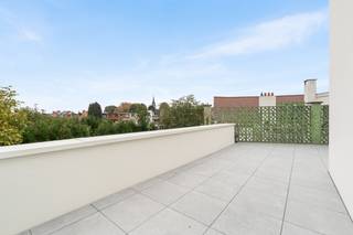 <p>Te koop: modern gesloten appartement in het centrum van Strombeek-Bever, op korte afstand van scholen, park en openbaar vervoer.</p><p> </p><p>Dit nieuwbouwappartement (bouwjaar 2025) combineert hedendaags wooncomfort met een gunstige ligging nabij invalswegen en alle voorzieningen. Het energiezuinige EPC-label A zorgt voor lage energiekosten, terwijl het terras een aangename buitenruimte biedt. De residentiële omgeving garandeert rust, met toch alle faciliteiten op wandelafstand.</p><p> </p><p><strong>Belangrijkste ruimtes:</strong></p><p>• Woonkamer met veel lichtinval en directe toegang tot het terras</p><p>• Eetkamer in open verbinding met de keuken</p><p>• Keuken met moderne afwerkingsmogelijkheden</p><p>• 3 slaapkamers</p><p>• Badkamer</p><p>• Berging voor extra opslag</p><p>• Apart toilet</p><p> </p><p><strong>Troeven:</strong></p><p>• Energiezuinig wonen (EPC-label A)</p><p>• Aangenaam Terras voor optimale zon</p><p>• Centrale ligging nabij park, scholen en openbaar vervoer</p><p>Neem vandaag nog contact op met je ERA-makelaar voor een bezoek.</p>