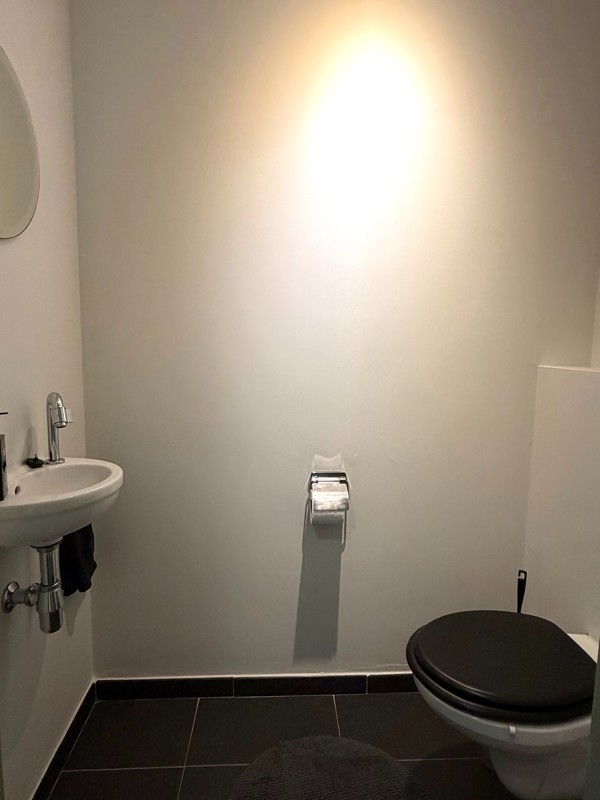 Ruim gelijkvloersappartement (rechts) met 2 slaapkamers, omheind terras en garage met automatische poort. - foto 4