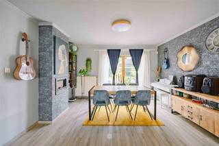 <p><span>MOERBEKE - Bent u op zoek naar een</span><span> </span><span>woning met 3 slaapkamers in een rustige woonwijk? </span></p><p><span>Dan is dit pand misschien wel iets voor u! </span></p><p><span><br /></span><span>De belangrijkste kenmerken in een notendop: </span></p><ul><li><span>Gelegen in een rustige woonwijk </span></li><li><span>Scholen en winkels in de onmiddellijke omgeving </span></li><li><span>Vlakbij openbaar vervoer</span></li><li><span>3 slaapkamers waarvan één op gelijkvloers</span></li><li><span>Badkamer en keuken in 2025 gerenoveerd</span></li><li><span>Ruime oprit voor 4 auto's</span></li><li><span>Kelder aanwezig  </span></li></ul><p><span> </span></p><p><span>Zo ziet de woning eruit: </span></p><p><span>De inkomhal geeft toegang tot de leefruimte met eetplaats. Aansluitend de recent vernieuwde keuken, voorzien van alle toestellen. De keuken geeft toegang tot de kelder en zicht op de veranda. Verder is er op het gelijkvloers een ruime slaapkamer en een apart toilet.</span></p><p><span>Op de eerste verdieping zijn er twee slaapkamers en een badkamer voorzien van een combi bad met douche, dubbele wastafel en een toilet. </span></p><p><span>Verder beschikt de woning over een volledig afgesloten West-gerichte tuin met terras, een geriefelijk tuinhuis.</span></p><p><span> </span></p><p><span>Richtprijs: €280.000</span></p><p><span> </span></p>