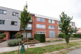 <div><div> <p>Appartement op rustige locatie in Wijnegem.</p><p>Dit appartement van 73 m² is gelegen op de tweede verdieping in een zeer rustige buurt van Wijnegem, op wandelafstand van tram- en bushaltes. Het appartement omvat een inkomhal, een wasplaats/berging en een badkamer met douche, wastafelmeubel en toilet. De leefruimte sluit aan op de halfopen keuken, ingericht met een inductiekookplaat en dampkap. Verder beschikt het appartement over één ruime slaapkamer. De maandelijkse algemene onkosten bedragen € 50 als voorschot voor het privatief waterverbruik en de elektriciteit van de gemene delen.</p></div> </div>