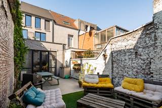 <p>Welkom in jouw nieuwe thuis! In het levendige Oud-Berchem, waar karakter en stadsenergie moeiteloos samenkomen, ontdek je deze stijlvolle ééngezinswoning die werd gebouwd in 2017. Met hippe hotspots, lokale winkels, het station van Berchem en tal van groene parken binnen handbereik, woon je hier op een toplocatie waar alles klopt.</p>
<p>Bij het betreden van de woning voel je meteen dat deze met hart en ziel tot in de puntjes werd afgewerkt, met een duidelijke focus op stijl, detail én comfort. Dit vertaalt zich perfect in de zonnige woonkamer met open keuken, waar hoge plafonds en riante raampartijen zorgen voor een heerlijk gevoel van ruimte en licht. De keuken werd voorzien van hoogwaardige toestellen en sluit naadloos aan op de gezellige tuin van 50 m², die zich moeiteloos ontpopt tot het favoriete plekje van het gezin. Verder vind je op het gelijkvloers nog een gastentoilet en een praktische berging met aansluitingen voor was- en droogmachine.</p>
<p>Via de architecturale trap bereik je de eerste verdieping waar er maar liefst 2 slaapkamers (10 m² &amp; 8 m²) op je wachten. Eén daarvan geeft toegang tot een eigen terras, perfect om de dag in alle rust te starten. Verder ontdek je nog een stijlvolle badkamer die werd uitgerust met een douche-bad, lavabo, handdoekradiator en toilet. Tot slot bevindt er zich op de tweede verdieping nog een masterbedroom (28 m²) die een waar hotelgevoel oproept dankzij de ensuite-badkamer met inloopdouche, dubbele lavabo, handdoekradiator en toilet.</p>
<p>Kortom, een huis waar wonen veel meer is dan enkel ‘thuiskomen’. Schrijf jij hier straks het volgende hoofdstuk?</p>
<p><strong>Technische gegevens: Kelder aanwezig, </strong>regenwaterpomp voorzien, centrale verwarming op gas, beglazing in aluminium, ventilatie, geïsoleerde muren en dak. <strong>Elektriciteit is conform! </strong></p>
<p><strong>Stedenbouwkundige inlichtingen en bodemattest aanwezig. Bevindt zich niet in een risicozone voor overstromingen (P- en G-score A). Renovatieverplichting &amp; asbestattest niet van toepassing (gebouwd in 2017).</strong></p>