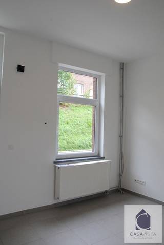 Instapklare gezinswoning met 4 slaapkamers, tuin en EPC C in Geraardsbergen
Bent u op zoek naar een ruime, instapklare woning op een centrale ligging in Geraardsbergen? Dan is deze volledig gerenoveerde rijwoning beslist een bezoek waard! Gelegen in de Pachtersstraat 95, vlak bij winkels, scholen, openbaar vervoer en het centrum, combineert deze eigendom ruimte, comfort en een uitstekende bereikbaarheid.
De woning beschikt over een bewoonbare oppervlakte van ongeveer 135 m² en is ingedeeld over vier niveaus. U geniet van een aangename leefruimte, een functionele keuken, vier volwaardige slaapkamers en een badkamer. Dankzij de grondige renovatie biedt deze woning een hedendaags wooncomfort met een verzorgde afwerkingsgraad.
Met een perceeloppervlakte van 130 m² beschikt u bovendien over een gezellige buitenruimte waar u in alle rust kunt genieten van zonnige dagen. De woning bevindt zich in een residentiële buurt aan de stadsrand, op wandel- en fietsafstand van tal van voorzieningen. De uitstekende Mobiscore van 8,9/10 onderstreept de gunstige ligging.
Ook qua energie scoort deze woning degelijk, met een EPC-label C (236 kWh/m² jaar). Daarnaast is de elektrische installatie conform, wat een belangrijke troef vormt voor toekomstige eigenaars.
Extra pluspunten:
- 4 slaapkamers
- Volledig gerenoveerde woning
- EPC-label C
- Conforme elektriciteit
- Perceel van 130 m²
- Geen overstromingsgevoelig perceel (P-score A, G-score A)
- Geen voorkooprecht van toepassing
- Centrale ligging nabij winkels, scholen en openbaar vervoer
Kortom: een ruime en verzorgde gezinswoning die perfect geschikt is voor wie comfortabel wil wonen op een vlot bereikbare locatie in Geraardsbergen. Een bezoek zal u ongetwijfeld overtuigen!