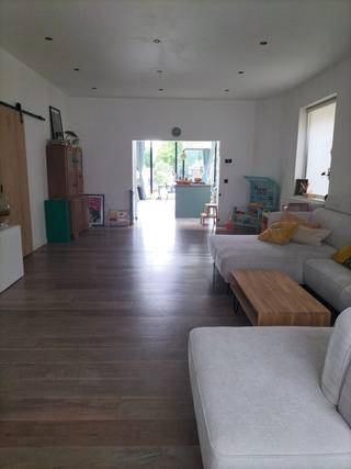 <p>Charmante halfopen starterswoning met 3 slaapkamers, zonnige tuin en prachtige zichtlijn tot achteraan</p><p>Deze karaktervolle halfopen woning biedt een fijne combinatie van ruimte, comfort en gezelligheid. De woning heeft een bewoonbare oppervlakte van ongeveer 160 m² en is gelegen op een perceel van 473 m², met een ruime zuid gerichte tuin van ongeveer 441 m².</p><p>Een bijzonder aangename troef van de woning is de lange, open zichtlijn doorheen de woning. Vanuit de straat kijk je helemaal door tot achteraan in de tuin. De keuken en leefruimte sluiten mooi op elkaar aan en vormen samen één lange, open leefruimte die zorgt voor een sterk gevoel van ruimte en verbondenheid met de tuin.</p><p>De woning werd grotendeels gerenoveerd en kreeg de voorbije jaren verschillende belangrijke vernieuwingen. Zo werd de keuken vernieuwd, het dak volledig vernieuwd en voorzien van 10 cm isolatie en werden de ramen op de eerste verdieping vernieuwd, inclusief muggengaas en rolluiken.</p><p>Verder beschikt de woning over 3 slaapkamers, één badkamer, twee toiletten en voldoende bergruimte. Dankzij de zonnepanelen beschikt de woning bovendien over hedendaags comfort en behaalt ze een EPC-label B</p><p>Achteraan geniet je van een ruime, zuid gerichte tuin die grotendeels groen en aangeplant is. Een heerlijke plek om buiten te zitten, te genieten van de zon en toch veel privacy te hebben.</p><p>Troeven:</p><p>- Halfopen bebouwing<br />- ±160 m² woonoppervlakte<br />- Perceel van 473 m²<br />- Ruime zuid gerichte tuin van ±441 m²<br />- 3 slaapkamers<br />- Vernieuwde keuken (2024)<br />- Vernieuwd dak met 10 cm isolatie (2024)<br />- Vernieuwde ramen op de eerste verdieping (2024)<br />- Rolluiken en muggengaas (2024)<br />- Zonnepanelen<br />- EPC-label B( voor vernieuwing dak)<br />- 2 toiletten<br />- Ruime bergruimte<br />- Open zichtlijn van de straat tot achteraan in de tuin<br />- groot tuinhuis aansluitend met oprit</p><p>Een gezellige woning met karakter, een aangename open leefruimte en vooral een tuin die dankzij de lange zichtlijn echt deel uitmaakt van het geheel.</p>