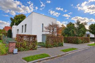 <p><span>ALLEENSTAANDE WONING OP EEN RUIM PERCEEL</span></p><p><span> </span></p><p><span>Genietend van absolute rust komt deze gezinswoning aanzetten met veel woonruimte in een modern concept.<br />Grote raampartijen kijken uit op een groene tuin en ontvangen graag de zon.</span></p><p><span> </span></p><p><span>Een ruime inkomhal heet ons hartelijk welkom er is een apart toilet en een vestiaire ruimte.<br />De leefruimte is achteraan gelegen en houdt nauw contact met de tuin. <br />Het geheel kreeg een gezellige invulling met eetruimte en zitput waar het haardvuur een warme sfeer brengt.</span></p><p><span> </span></p><p><span>Aansluitend komt ook de keuken groots uit de hoek met een degelijke invulling en plaats voor gezellige tafelmomenten.</span></p><p><span> </span></p><p><span>Het half verdiep herbergt het volledige slaapgedeelte met 3 slaapkamers en een badkamer.<br />Een grote keldergarage biedt plaats aan 2 wagens en fietsen, extra bergruimte en wasruimte is er ook voorzien.</span></p><p><span> </span></p><p><span>De woning is omgeven door veel groen, er is een groot terras, veel gras, mooie beplanting en een praktische tuinberging.</span></p><p><span> </span></p><p><span>OP EN TOP RUST<br />VLOT BEREIKBAAR<br />MOOIE RUIMTES<br />VEEL BUITENPLEZIER</span></p><p><span> </span></p><p><span> </span></p><p><span> </span></p><p><span> </span></p><p><span> </span></p><p><span> </span></p>