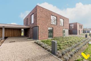 <p>Ontdek deze hedendaagse nieuwbouwwoningen gelegen in de Berkenlaan.</p>
<p><strong>Troeven:<br /></strong>- Kwalitatieve afwerking met een uitzonderlijk laag E-peil<br />- Hoogwaardige isolatie en innovatieve technieken<br />- Warmtepomp (lucht-water)<br />- Zonnepanelen<br />- Ventilatiesysteem type D<br />- Regenwaterrecuperatie, aangesloten op de buitenkraan en beide toiletten<br />- Volledig afgewerkt met aangelegde tuin, carport en berging<br />- 6% BTW mogelijk</p>
<p>Dankzij zijn doordachte indeling en geoptimaliseerd gebruik van de woonoppervlakte van <strong>158 m²</strong> beschikken deze woningen over <strong>3</strong> mooie slaapkamers, een royale leefruimte aansluitend aan de open keuken in combinatie met grote raampartijen aan de voor- en achterzijde die een maximale lichtinval garanderen. De ruime tuin met terras en carport maken dit tenslotte de ideaal thuis voor gezinnen of koppels met toekomstplannen.</p>
<p><strong><span>Prijsinformatie:<br /></span></strong><span>De geadverteerde prijs is <strong>exclusief</strong>: <strong>21% btw</strong>, staanplaats, kelderberging, fietsenstalling, aansluitingskosten, notariskosten en registratierechten op het grondaandeel. Onderaan bij <strong>beschikbaarheid</strong> kan u meer informatie terugvinden over de <strong>totaalprijzen</strong> en het voordeeltarief van <strong>6% btw</strong> specifiek per appartement.</span></p>
<p>Hebt u interesse? Maak dan snel uw afspraak via <strong>014 58 02 08</strong> of via <strong>info@immovl.be</strong>.</p>