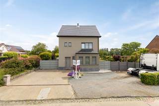 <p>Située sur un vaste terrain de 1.903 m², cette maison individuelle offre de nombreuses possibilités, dont celle de la subdiviser et de construire un bâtiment mitoyen contre le pignon de garde existant. Avec une surface habitable de 189 m², il s'agit d'une maison familiale idéale avec un potentiel supplémentaire et des possibilités d'investissement orientées vers l'avenir.</p><p>La maison a une disposition pratique et a été équipée au fil des ans de technologies modernes telles que des panneaux solaires, des batteries domestiques et la climatisation, ce qui contribue au confort de vie et à un environnement de vie économe en énergie.</p><p>Avantages:<br />- Terrain spacieux de 1 903 m² avec possibilité de lotissement<br />- Surface habitable de 189 m²<br />- 3 chambres avec possibilité d'agrandissement dans les combles<br />- Garage double avec portail automatique<br />- 19 panneaux solaires et 3 batteries domestiques<br />- Station de recharge et climatisation disponibles<br />- Deux citernes d'eau de pluie de 10 000 L<br />- Moustiquaires solaires électriques et portes de garage</p><p>Aménagement:<br />Rez-de-chaussée : hall d'entrée - toilettes invités - salon - cuisine - véranda - buanderie - arrière-cuisine - garage double<br />1er étage : 3 chambres - salle de bains - hall de nuit avec trappe de grenier<br />Combles : grenier de rangement avec possibilité de 2 chambres supplémentaires<br />Sous-sol : cave sèche spacieuse</p><p>Info:<br />- EPC : label D<br />- Urbanisme : Vg | WgLk | Gmo | Gvkr | Gw<br />- La surface habitable mentionnée concerne la surface brute telle que mentionnée dans le certificat EPC</p><p>Contact:<br />Intéressé ? Contactez Els:<br />0496 10 65 76 ou els@heritagevastgoed.be</p>