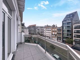 Op de 2de verdieping van deze kleinschalige residentie met charmante gevel vinden we dit ruim en gezellig appartement met 2 volwaardige slaapkamers en een aangenaam terras met avondzon te koop.<br /><br /><br />Indeling: <br />- ruime inkomhal met gastentoilet<br />- leefruimte met zit -en eetplaats<br />- aangenaam terras aansluitend aan de leefruimte + keuken<br />- Nieuwe verwarmingsketel<br /><br /><br />Wens je meer informatie of een bezoek? Contacteer onze expert woonvastgoed Céline Desmet: <br />+32 472 18 38 50<br />celine.desmet@dewaele.com<br /><br />Deze AI-visualisaties zijn bedoeld als inspiratie. Er werd geen rekening gehouden met technische specificaties, stedenbouwkundige voorschriften of de concrete mogelijkheden tot realisatie.<br /><br /><br />Dit pand is onderworpen aan de renovatieverplichting van de Vlaamse overheid voor residentiële gebouwen (behoudens bij sloop binnen 5 jaar na de aankoop). Consulteer voor meer informatie de website van het Vlaams Energie- en Klimaatagentschap via https://www.vlaanderen.be/een-woning-kopen/renovatieverplichting-voor-residentiele-gebouwen<br /><br />Bestuursmaatregelen in het maatregelenregister: nee