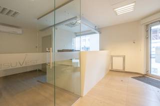 Dit veelzijdige handelspand van 114m² biedt tal van mogelijkheden voor ondernemers die op zoek zijn naar een commerciële toplocatie in het centrum...