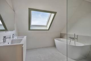 <p>In een rustige straat in Mazenzele, en vlakbij de verbindingsweg richting Asse-Brussel en Dendermonde, wordt deze kwalitatieve en energiezuinige open bebouwing gebouwd op een perceel van 554 m².</p>
<p>U heeft een vlotte bereikbaarheid naar winkels, scholen en openbaar vervoer. Ook de nieuwe fietssnelweg richting centrum Brussel ligt nabij. Kortom een perfecte bereikbaarheid met auto, fiets of trein. De woning wordt kwalitatief afgewerkt met speciale aandacht voor duurzame CO2-neutrale en energiezuinige technieken.<br />Deze ruime gezinswoning van 245m² bebouwde opp. is praktisch ingedeeld: Op het gelijkvloers vind je een inkomhal, apart toilet, vestiaire, ruime leef-/eetruimte met open keuken, berging en een zeer ruime inpandige garage. Aansluitend aan de leefruimte heeft u een mooie tuin waar u kan genieten van de rust en de buitenlucht.<br />Op de eerste verdieping vinden we 4 slaapkamers, 1 grote badkamer met douche en ligbad, een 2e badkamer met douchecel en een apart toilet.<br />Op de zolderverdieping is er een mooie en ruime geïsoleerde opbergruimte van 40m².Deze woning is voorzien van vooruitstrevende technieken zoals centrale verwarming dmv. warmtepomp, vloerverwarming op beide verdiepen, ventilatiesysteem type D, zonnepanelen,.. etc.. zodat u een duurzame, energievriendelijke en CO2 neutrale woning met een E-peil kleiner dan 20 verkrijgt.<br />Als koper beschikt u over uw eigen persoonlijke materiaalkeuzes en afwerking van keuken, bevloeringen, badkamer,.. enz. volgens uw wensen en smaak.<br />Bezoek op afspraak onze inspiratiewoning.Voor meer info: info@vanhoutven.be – 09 280 78 33</p>