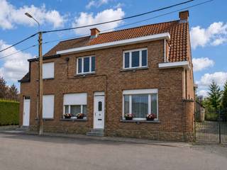 Deze ruime en veelzijdige eigendom is gelegen in de Nieuwe Abelestraat in Roeselare op een perceel van ca. 900 m². De eigendom omvat een ruime hoofdwoning en 2 afzonderlijke woongelegenheden achteraan, wat het geheel bijzonder interessant maakt als opbrengsteigendom. De hoofdwoning omvat op het gelijkvloers een woonkamer, keuken, badkamer en een tweede leefruimte met open haard. Op de eerste verdieping bevinden zich 2 ruime slaapkamers en 2 kleinere slaapkamers. Daarnaast is er nog een ruimte voorzien voor een extra badkamer (die momenteel nog niet is afgewerkt). Achter de hoofdwoning bevinden zich 2 afzonderlijke woongelegenheden. Beide beschikken op het gelijkvloers over een living en een keuken en op de verdieping over een slaapkamer en een badkamer.<br /><br />De eigendom beschikt bovendien over een ruime achterliggende tuin en buitenruimte, die dankzij de aanzienlijke oppervlakte tal van mogelijkheden biedt voor ontspanning of verdere inrichting.<br /><br />De volledige eigendom is momenteel verhuurd en genereert een totale maandelijkse huur inkomst van € 2.600. Op basis van de vraagprijs van € 440.000 vertegenwoordigt dit een bruto huurrendement van ca. 5,9 %. Hierdoor is deze eigendom interessant voor investeerders die op zoek zijn naar een opbrengsteigendom met een aantrekkelijk rendement.<br /><br />Troeven:<br /> <br />- ca. 900 m² perceeloppervlakte<br />- hoofdwoning met 2 afzonderlijke woongelegenheden<br />- totale huur inkomst van € 2.600/maand<br />- ca 5,9 % bruto huurrendement<br />- interessant als opbrengsteigendom<br />- vlotte bereikbaarheid
