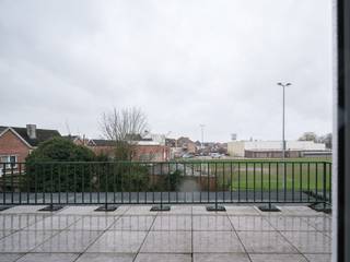 Gelegen in een rustige, doch centrale buurt van Wetteren, bevindt zich dit charmante dakappartement in een kleinschalig gebouw. Met een...