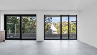 Welkom op Schaapsdries 2D bus 32 in Genk.<br /><br />Zoekt u een modern en energiezuinig nieuwbouwappartement met een private parkeerplaats en een gesloten ondergrondse fietsenberging?<br />Dan is dit appartement zeker het ontdekken waard.<br /><br />Dit éénslaapkamerappartement is gelegen op de derde verdieping en beschikt over een bewoonbare oppervlakte van 76 m².<br />Daarnaast beschikt u over een ruim terras van maar liefst 16 m².<br /><br />De hedendaagse afwerking zorgt voor een volledig instapklare woonomgeving.<br />Het appartement bevindt zich op een boogscheut van het centrum van Genk en is gelegen in een rustige, residentiële omgeving te midden van maar liefst 2 hectare groen.<br />Hier geniet u van een aangename woonomgeving met de rust van de natuur, terwijl winkels, horeca, scholen en andere voorzieningen vlot bereikbaar zijn.<br /><br />Troeven van dit appartement<br />✔ Residentiële ligging<br />✔ Energiezuinig appartement<br />✔ Zonnepanelen aanwezig<br />✔ Warmtepomp (verwarmen en koelen)<br />✔ Private parkeerplaats<br />✔ Goede bereikbaarheid<br />✔ Winkels en voorzieningen vlakbij<br />✔ Collectieve ruimtes en tuinen<br />✔ Lift aanwezig<br />✔ Gordijnrails en verlichting reeds voorzien<br />✔ Vliegenramen in iedere ruimte <br /><br />Indeling:<br />+ Inkomhal<br />+ Toilet<br />+ Woon- en eetkamer<br />+ Keuken<br />+ Badkamer<br />+ Slaapkamer<br />+ Terras <br />+ Parkeerplaats<br /><br />Beschikbaarheid: vanaf 01/10/2026<br /><br />Financiële info:<br />Maandelijkse huur: 1000 euro<br />Maandelijke kosten/onderhoudscontract: 90 euro<br />Waarborg: 3000 euro (3 maanden)<br />Nutsvoorzieningen: apart te betalen<br /><br />Dankzij de combinatie van energiezuinig wonen, hedendaags comfort en een groene ligging biedt dit appartement alles voor wie op zoek is naar aangenaam en zorgeloos wonen in Genk.<br /><br />Heeft u interesse in dit appartement?<br /><br />Stuur uw contactaanvraag door via e-mail naar info@frerevastgoed.be<br />Gelieve uw telefoonnummer er telkens bij te vermelden.