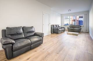 Op de gelijkvloers van dit volledig gerenoveerd kleinschalig appartementsgebouw op de Salvialei bevindt zich dit instapklare appartement.<br />Dankzij de recente totaalrenovatie in 2024 geniet u hier van modern comfort, lage gemeenschappelijke kosten en een aangename woonomgeving op de grens van Merksem en Schoten, aan den Deuzeld.<br /><br />Enkele pluspunten:<br />+ Zuid-West tuin van 120m<sup>2!</sup><br />+ Volledig gerenoveerd gebouw met lage kosten!<br />+ Instap klaar appartement<br />+ Gegeerde wijk, grens Merksem tegen Schoten<br /><br />Dit appartement verwelkomt u in een aangename en lichtrijke leefruimte, waar de grote ramen met rolluiken zorgen voor een veel natuurlijk licht. De ruimte is afgewerkt met een verzorgde laminaatvloer en sluit aan op de grote keuken. Deze keuken is voorzien van een gasvuur en geef toegang tot de Zuid-West tuin van 120m<sup>2</sup>! Verder beschikt het appartement over een ruimte met de wasmachine en droogkast die inbegrepen zijn!<br /><br />Vervolgens een moderne badkamer met inloopdouche, lavabomeubel en hangwc. Achteraan bevindt zich de ruime slaapkamer van 13 m², die doorgeeft tot nog een even grote ruimte met een 2<sup>de</sup> apart toilet, echter staan deze niet mee op de originele vergunning.<br />Achter de slaapkamer kan u genieten van de Zuid-West georiënteerde tuin van 120m<sup>2</sup> dewelke geniet van meerdere terrassen, veel groen en veel privacy!<br /><br />Tot slot geniet u hier van een uitstekende bereikbaarheid dankzij de nabijheid van tram 2 en 3, waarmee u zich vlot naar het centrum van Antwerpen verplaatst. Gelegen in de gegeerde wijk Merksemheide, op de grens met Deuzeld in Schoten, woont u hier in een rustige en aangename buurt met alles binnen handbereik.