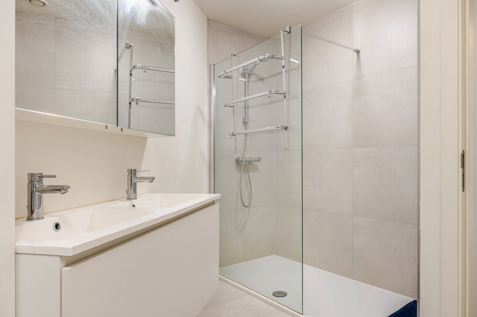 Modern 2 slaapkamer appartement met overdekte autostaanplaats - foto 4