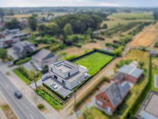 Interesse? Contacteer Cindy Petereyns via 0475 20 55 35 (sms of WhatsApp) voor meer informatie of een bezichtiging!<br /><br />Ontdek deze uitzonderlijke BEN-villa uit 2023, waar hedendaagse architectuur, hoogwaardige afwerking en energiezuinig wonen perfect samenkomen. Gelegen op een perceel van 1.197 m² en met een bewoonbare oppervlakte van 289 m², geniet u hier van rust, ruimte en een uitstekende bereikbaarheid dankzij de nabijheid van de E17 en R4.<br /><br />De lichtrijke leefruimte met ingebouwde haard sluit naadloos aan op de exclusieve keuken van Villa Interno en biedt via de grote raampartijen een prachtig zicht op het overdekte terras en de zonnige, zuidgerichte tuin. Op het gelijkvloers bevindt zich bovendien een bureau of praktijkruimte die ook als extra slaapkamer kan dienen.<br /><br />Op de 1e verdieping vindt u drie ruime slaapkamers, waaronder een stijlvolle master suite met maatwerkkasten, en een luxueuze badkamer met vrijstaand bad en ruime inloopdouche.<br /><br />Deze instapklare villa behaalt een EPC A van slechts 5 kWh/m²/jaar en is volledig uitgerust met de modernste technieken, waaronder vloerverwarming, warmtepomp, zonnepanelen, ventilatiesysteem D, domotica, alarm en videofoon. Daarnaast beschikt de woning over twee garages, een geïntegreerde carport en ruime parkeergelegenheid.<br /><br />Bent u op zoek naar een exclusieve villa waar luxe, comfort en duurzaamheid centraal staan? Dan is deze unieke woning in het groene Laarne beslist een bezoek waard.<br /><br />https://youtu.be/2fnW1kn_78s<br /><br />Interesse? Contacteer Cindy Petereyns via 0475 20 55 35 (sms of WhatsApp) voor meer informatie of een bezichtiging.