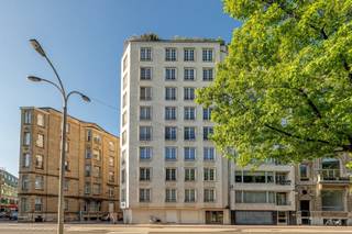 <p><span>ANVERS  - Stadspark - Van Eycklei 29 : Appartement d'angle lumineux et stylé avec une vue unique sur le Stadspark + garage</span></p><p><span> </span></p><p><span>DESCRIPTION :</span></p><p><span> </span></p><p><span>L'appartement est situé au 7ème étage.</span></p><p><span>Entrée par une porte blindée. </span></p><p><span>Salon et salle à manger très lumineux d'environ 55 m² sur parquet en acajou avec une large vue panoramique sur le Stadspark. </span></p><p><span>La cuisine est très élégante et entièrement équipée avec une touche chaleureuse et authentique. Elle comprend de nombreux placards intégrés et un double évier en porcelaine italienne peinte. </span></p><p><span>En outre, la cuisine est équipée des appareils nécessaires, notamment une plaque de cuisson à induction avec hotte aspirante, un lave-vaisselle encastré, un réfrigérateur et un congélateur de la marque de qualité Miele, et un four à vapeur encastré de la marque Imperial. </span></p><p><span> </span></p><p><span>Toilette d'invités séparée avec lave-mains.</span></p><p><span> </span></p><p><span>À l'arrière de l'appartement se trouvent deux chambres à coucher d'environ 33 m² et 10 m² sur parquet.</span></p><p><span>La chambre principale est attenante à la luxueuse salle de bains qui comprend une baignoire jacuzzi avec détartrant, un double lavabo avec dessus en marbre et des toilette. </span></p><p><span>Une troisième pièce (environ 10 m²) est actuellement utilisée comme buanderie.</span></p><p><span> </span></p><p><span>Salle d'eau séparée avec douche à vapeur et meuble lavabo.</span></p><p><span> </span></p><p><span>Cave privée incluse.</span></p><p><span>Garage box au rez-de-chaussée avec portail automatique à €30,000, obligatoire.</span></p><p><span> </span></p><p><span>PARTICULARITÉS :</span></p><p><span> </span></p><p><span>* Alarme </span></p><p><span>* Ascenseur </span></p><p><span>* Cave privée</span></p><p><span>* Garage box avec portail automatique</span></p><p><span>* Les frais fixes sont d'environ 400 €/mois (y compris le chauffage, l'eau, l'entretien, l'ascenseur, la gestion, la police incendie,...). Un fonds de réserve est disponible.</span></p><p><span> </span></p>