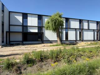 Strategisch gelegen nieuwbouwunit van ca. 450 m² te huur in Deinze, bestaande uit 200 m² kantoorruimte en 250 m² magazijn.<br />De site bevindt zich in de industriezone van Deinze en geniet van een uitstekende bereikbaarheid, op slechts 6 km van de E17 met een vlotte verbinding naar Gent en Kortrijk.<br /><br />De kantoren zijn toegankelijk via een inkomhal met trap en lift en worden volledig afgewerkt. Ze zijn voorzien van sanitair, kitchenette, verwarming en koeling. Bovendien beschikt de kantoorruimte over een terras met zicht op de site.<br /><br />Het magazijn heeft een vrije hoogte van ca. 3,5 meter en is bereikbaar via een automatische sectionaalpoort met aparte toegangsdeur. Verder is de unit uitgerust met een polybetonvloer en energiezuinige LED-verlichting.<br /><br />De unit beschikt over alle nutsvoorzieningen (elektriciteit, gas, water en internet). Daarnaast zijn er 6 privatieve parkeerplaatsen inbegrepen en is er ruime manoeuvreerruimte op het terrein.<br /><br />Beschikbaar vanaf september 2027.<br />Contacteer Henry Van Tornhout voor meer informatie, plannen of een vrijblijvend plaatsbezoek via 0474 13 37 93 of via henry@kmovastgoed.be.