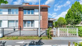 <div><b>Charmante halfopen gezinswoning met 3 slaapkamers, garage en zonnige tuin</b></div>
<div>Op zoek naar een ruime en instapklare gezinswoning waar comfort, licht en functionaliteit perfect samenkomen? Deze verzorgde halfopen bebouwing biedt alles wat u nodig heeft en meer. Dankzij de praktische indeling, de aangename buitenruimte en de talrijke troeven is dit een woning waar u zich meteen thuis voelt.</div>
<div>Bij aankomst wordt u verwelkomd door een ruime, omheinde voortuin met extra groenzone langs de zijkant van het perceel, wat zorgt voor een open en aangenaam gevoel. Via de zij-ingang bereikt u de woning en achteraan geniet u van een ruim terras met aansluitend een gezellige moestuin – ideaal om te ontspannen of groene vingers volop hun gang te laten gaan. Een extra pluspunt is de garage met oprit, bereikbaar via de zijstraat en voorzien van een handig toegangspoortje naar het terras.</div>
<div>Binnenkomen doet u via de inkomhal met authentieke houten trap die meteen karakter uitstraalt. De recent vernieuwde keuken (2 à 3 jaar geleden) vormt een echte blikvanger en combineert een moderne uitstraling met alle nodige comfort. Ze is uitgerust met een grote oven, gasvuur, dampkap, spoelbak, vaatwasser en koelkast. Dankzij het grote raam aan de voorzijde en de lichtkoepel baadt de ruimte bovendien in natuurlijk licht.</div>
<div>De leefruimte is bijzonder ruim en aangenaam lichtrijk, met grote raampartijen die zorgen voor een open en warme sfeer. Aansluitend bevindt zich nog een extra zithoek die extra mogelijkheden biedt als gezellige leeshoek, speelruimte of bureau.</div>
<div>Verder beschikt de woning over een praktische bergkelder en een volledig ingerichte badkamer op het gelijkvloers. Op de bovenverdieping vindt u een tweede badkamer én drie ruime slaapkamers, elk voorzien van vernieuwde deuren, rolluiken en veel natuurlijk licht.</div>
<div>Via een luik in de nachthal bereikt u de geïsoleerde zolderruimte, ideaal als extra bergruimte.</div>
<div><b>Troeven op een rij:</b><br />✔ Halfopen bebouwing<br />✔ 3 ruime slaapkamers<br />✔ 2 badkamers<br />✔ Recent vernieuwde keuken<br />✔ Garage met oprit via zijstraat<br />✔ Ruim terras en moestuin<br />✔ Kelder én geïsoleerde zolder<br />✔ Rolluiken doorheen de volledige woning<br />✔ Veel natuurlijke lichtinval</div>
<div>Deze woning biedt een ideale combinatie van ruimte, comfort en praktische leefkwaliteit – perfect voor gezinnen die op zoek zijn naar een warme thuis.</div>