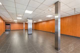 Local commercial avec logement spacieux dans un emplacement de choix à HulsteSitué dans un excellent emplacement commercial sur la place du marché de Hulste, ce local commercial polyvalent comprend un logement privé à l'étage, de vastes espaces extérieurs et de nombreuses dépendances pratiques. Avec une superficie totale de pas moins de 291 m² sur un terrain de 570 m², cette propriété présente un potentiel exceptionnel.AgencementAu rez-de-chaussée se trouve l’espace commercial qui, grâce à sa polyvalence, peut être aménagé librement en fonction des besoins de votre activité. Sa situation centrale sur la place du marché assure en outre une belle visibilité et rend ce bien adapté à divers usages commerciaux.L’étage supérieur comprend la partie habitable privée, avec trois chambres spacieuses et une agréable terrasse privée.L’espace extérieur est également très généreux. Au rez-de-chaussée, vous disposez d’un jardin et d’une cour, idéaux pour offrir un espace extérieur supplémentaire tant à la partie commerciale qu’à la partie habitable.À l’arrière de la parcelle se trouvent également un espace de stockage supplémentaire, un entrepôt et un garage. Grâce à la sortie arrière, le bien est également facilement accessible pour les livraisons, le stockage ou d’autres usages professionnels.AtoutsEmplacement de choix sur la place du marché de HulsteCombinaison d’espace commercial et d’habitationEspace commercial aménageable à volonté3 chambres spacieusesTerrasse privéeJardin et courEntrepôt et espace de stockage supplémentaireGarageSortie à l’arrièreSurface totale de 291 m²Terrain de 570 m²De nombreuses possibilités pour les entrepreneurs et les investisseursUn bien polyvalent où vie privée et activité professionnelle s’allient à la perfection, le tout dans un emplacement central à Hulste.Cela vous intéresse ? N’hésitez pas à nous contacter pour obtenir plus d’informations ou organiser une visite sur place à l’adresse feline@immobeguin.be.
