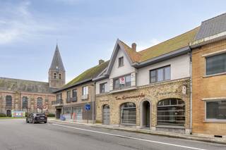 This spacious banquet room/commercial building of approximately 580 m² is located in the center of Heestert, combined with an apartment...