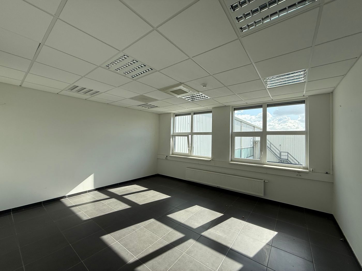 Instapklare bedrijfsruimte met kantoren, magazijn en ruim buitenterrein op toplocatie nabij R4 en E17 - photo 5