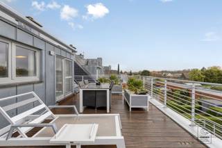 <p>Dit <strong>instapklaar appartement </strong>beschikt over een aangename indeling en hedendaags wooncomfort, en is gelegen op een gunstige locatie te Duffel. Indeling: ruime inkomhal met apart gastentoilet. Van hieruit betreedt u de lichtrijke leefruimte met grote raampartijen die zorgen voor een mooie lichtinval en directe toegang bieden tot het <strong>riante terras</strong>, voorzien van een praktische tuinberging met<strong> infrarood sauna</strong>. Dankzij de <strong>zuidelijke oriëntatie</strong> van het terras is dit een ideale plek om buiten te vertoeven. Aansluitend aan de leefruimte bevindt zich de <strong>volledig uitgeruste keuken</strong>, ingericht met een inductiekookplaat, dampkap, oven, microgolfoven, vaatwasser en dubbele spoelbak. Verder beschikt het appartement over <strong>2 slaapkamers</strong>. De badkamer is uitgerust met een douchecabine met massagefunctie en een lavabomeubel. Tot slot beschikt het pand over een afgesloten garage.<br /><br />Extra:<br />- EPC-klasse <strong>B</strong> (149 kWh/m² jaar), <strong>elektriciteit = conform</strong><br />- Airco + zonnewering aanwezig<br />- Watertoets: P-score A, G-score A. Niet gelegen in mogelijks of overstromingsgevoelig gebied, niet gelegen in afgebakend overstromingsgebied of afgebakende oeverzone, niet gelegen in risicozone overstromingen <br />- Wg, Gvkr, Gmo, verdere stedenbouwkundige informatie in aanvraag. <br /><br />Nabij school, winkels, autosnelweg, openbaar vervoer, etc. Voor meer info ga naar www.coenenvastgoed.be of bel 03/375.82.92</p>