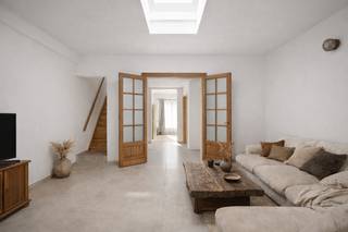 <p><strong>Volledig gerenoveerde stadswoning in Mechelen – stijlvol, centraal én instapklaar!<br /></strong><span>Welkom in een woning die alles biedt: </span><strong>comfort, ruimte en een uitstekende locatie</strong><span>. Deze renovatie uit 2022 combineert hedendaags wooncomfort met een moderne, praktische afwerking – op een steenworp van het Mechelse centrum.</span></p>
<p><strong>Richtprijs: €429.000</strong> | <strong>Beschikbaarheid vanaf akte<br /><br /></strong></p>
<strong>Licht, lucht &amp; leefruimte</strong><br />Stap binnen en voel het verschil: een lichte <strong>ruime inkomruimte</strong> die dienst kan doen als thuiskantoor, speelruimte of fietsenstalling, hoge plafonds, warme materialen en aangenaam daglicht via meerdere lichtkoepels. Geniet van een open leefruimte met een<strong> open keuken.</strong> <br /><br /><strong>3 slaapkamers &amp; praktische indeling</strong><br />Op de zolder wacht een echte eyecatcher: de master bedroom onder authentieke houten balken – een mix van charme en comfort. Samen met twee extra slaapkamers is dit dé <strong><strong>ideale gezinswoning.</strong></strong> De woning beschikt over een <strong>gelijkvloerse badkamer</strong> met moderne inloopdouche, een<strong> ruime bergruimte én twee aparte toiletten </strong>– wat het comfort naar een hoger niveau tilt.<br /><br /><strong>Stadstuin voor levensgenieters</strong><br />De <strong>onderhoudsvriendelijke koer</strong> van<strong> 52 m²</strong> is perfect voor zomerse BBQ’s, een aperitief in de zon of spelende kinderen. Klein in onderhoud, groots in gezelligheid.<br /><br /><strong>Mobiscore 9,4/10 – alles binnen handbereik</strong><br />Vlak bij de Vaart, op wandelafstand van station en centrum, én met vlotte aansluiting via de Tangent naar de E19. Rustig wonen met de stad aan je voeten.<br /><br /><strong>Vernieuwd en instapklaar</strong><br />Nieuwe leidingen, elektriciteit, badkamer en afwerking – alles werd grondig aangepakt. Voeg daar een gunstig <strong>EPC-label B</strong> aan toe en je weet: hier hoef je enkel nog je meubels te plaatsen.<br /><br /><strong>Klaar om te bezichtigen?</strong><br />Deze woning biedt een unieke kans in Mechelen. Neem vandaag nog contact met ons op en ontdek ter plaatse of dit jouw nieuwe thuis wordt.