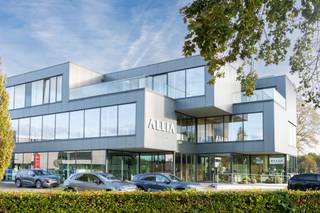 Deze representatieve kantoorruimte is gelegen op een unieke zichtlocatie langs de Grote Baan in Zonhoven. Dit goed bereikbaar en...