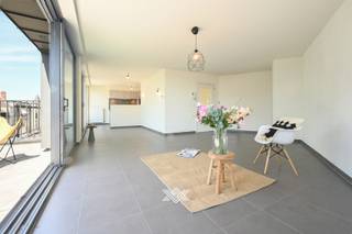 Dit instapklare duplexappartement met een bewoonbare oppervlakte van ca. 92 m² is gelegen op de vierde verdieping van residentie Grimbeert, midden in het bruisende centrum van Deinze. <br /><br />Bij het betreden van het appartement komt u terecht in de inkomhal met een apart gastentoilet en een bergruimte. De inkomhal geeft toegang tot de bijzonder lichtrijke leefruimte met een gezellige eet- en zithoek, die dankzij de grote raampartijen geniet van een aangename natuurlijke lichtinval. De open keuken sluit naadloos aan op de leefruimte. Aansluitend op de keuken bevindt zich een tweede berging. Vanuit de leefruimte heeft u toegang tot beide zuidwestgerichte terrassen met een totale oppervlakte van liefst 18,80 m², uitkijkend over de Tolpoortstraat. Via de trap bereikt u de bovenverdieping, waar de nachthal toegang biedt tot twee volwaardige slaapkamers en de badkamer, uitgerust met een enkele wastafel, een inloopdouche en een tweede toilet. <br /><br />In de ondergrondse verdieping is er een kelderberging aanwezig, inbegrepen in de prijs. Daarnaast is er ook nog een ondergrondse autostaanplaats aanwezig die verplicht dient aangekocht te worden voor de prijs van 28.500 euro. <br />CV op aardgas / EPC 124 (B) / EK conform <br />Benieuwd? Een afspraak kan via sarie@landbergh.be of 09 278 78 79.