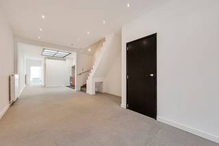 LEUKE STARTERSWONING MET TUIN Hall, living met open keuken, achter een wand ruimte voor wasmachine en droogkast, toffe badkamer met inloop douche en...