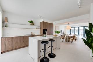 <p>Wilt u royaal wonen in één van dé hotspots van Antwerpen? Dan is dit exclusieve duplexpenthouse in de vernieuwde Slachthuisbuurt een unieke kans.</p>
<p>Gelegen aan het nieuwe Vetten Osplein combineert dit high-end penthouse het gevoel van een woning met het comfort van een appartement. Bovendien hoeft u niet te wachten op oplevering: dit instapklare penthouse is reeds volledig afgewerkt en onmiddellijk beschikbaar.</p>
<p>Bij het binnenkomen ervaart u meteen het indrukwekkende ruimtegevoel. De hoge plafonds en kamerbrede raampartijen zorgen voor een overvloed aan natuurlijk licht en creëren een uitgesproken ‘wauw-effect’. De royale leefruimte sluit naadloos aan op de luxueuze, volledig ingerichte leefkeuken met extra bergruimte — een echte eyecatcher binnen het appartement.</p>
<p>De hoogwaardige afwerking en doordachte indeling zorgen voor optimaal wooncomfort. Op de bovenverdieping bevinden zich drie volwaardige slaapkamers, een apart toilet en twee stijlvolle badkamers, afgewerkt volgens de hoogste standaarden.</p>
<p>Wonen in de Slachthuisbuurt betekent wonen in een buurt in volle ontwikkeling. Restaurants, winkels, scholen en sportfaciliteiten bevinden zich op wandelafstand. Met het nieuwe park naast de deur en het bruisende Eilandje op fietsafstand geniet u hier van het beste van twee werelden: rust en groen, midden in de stad.</p>
<p><strong>Troeven van dit duplexpenthouse</strong></p>
<ul>
<li>Instapklaar en volledig afgewerkt</li>
<li>Exclusief duplexpenthouse</li>
<li>Drie slaapkamers</li>
<li>Twee badkamers</li>
<li>Hoge plafonds en veel lichtinval</li>
<li>Luxueuze leefkeuken</li>
<li>Topligging aan het Vetten Osplein</li>
<li>Groene, nieuwe stadsbuurt</li>
<li>6% btw mogelijk</li>
</ul>
<p>Interesse in exclusief wonen in de Slachthuisbuurt?<br />Contacteer ons vandaag en plan uw privébezoek via https://groenepoort-antwerpen.be/duplexpenthouses/</p>