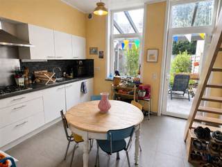 <p><span>Gelijkvloers: inkomhal; living; keuken ingericht met afwasbak, kookplaat op gas, dampkap, combi-oven, koelkast en kasten; </span></p><p><span>Verdiep: slaapkamer; badkamer met ligbad/douche, lavabo en WC;</span></p><p><span>Zolderkamer;</span></p><p><span>Tuin met overdekt terras en tuinhuis;</span></p><p><span> </span></p><p><span>Nutsvoorzieningen: water, elektriciteit (dubbel tarief), centrale verwarming op gas, dubbel glas</span></p><p><span> </span></p>