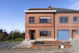 <p>Bent u op zoek naar een ruime eengezinswoning op een rustige, landelijke locatie in Dilbeek? Dan stellen wij u graag deze woning voor met een bewoonbare oppervlakte van 214 m².Gelegen in de Wolsemstraat geniet deze woning van een uitstekende bereikbaarheid naar scholen, openbaar vervoer, winkels en het centrum van zowel Dilbeek als Ternat.<br />Kortom: de ideale woonomgeving voor wie wil genieten van rust, ruimte en een vlotte bereikbaarheid.<br /><br /><span>Indeling<br /></span><br />De charmante woning verwelkomt ons via een ruime inkomhal met apart gastentoilet, die ons leidt naar het hart van de woning: de royale leefkeuken. Hoewel de keuken aan vernieuwing toe is, biedt deze dankzij haar ruime oppervlakte bijzonder veel potentieel en een mooi zicht op de verzorgde tuin. Aansluitend bevindt zich de lichtrijke woonkamer, die geniet van een aangename natuurlijke lichtinval dankzij de grote raampartijen en het gedeeltelijk glazen plafond.<br /><br />Op de eerste verdieping vinden we twee slaapkamers (17 m² en 12 m²), een bureauruimte (5 m²) en een volledig vernieuwde badkamer uitgerust met douche en toilet. De tweede verdieping beschikt over twee ruime slaapkamers (beide 19 m²) met mezzanine, evenals een tweede badkamer voorzien van bad en toilet.<br /><br />Verder beschikt de woning over een kelder, een oprit met plaats voor twee wagens en een praktische berging.<br /><br /><strong>Extra troef - </strong>De absolute meerwaarde van deze eigendom is zonder twijfel de achterliggende loods/opslagruimte van maar liefst 75 m², voorzien van een volledig vernieuwd dak. Ideaal voor zelfstandigen of voor wie wonen en werken graag combineert.<br /><br />Kom langs en ontdek zelf het enorme potentieel van deze woning!<br /><strong>info@impromove.be - 02 887 80 56</strong></p>