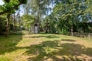 <p><strong>Karaktervolle woning op een toplocatie met diepe tuin en garage in een doodlopende straat nabij het centrum van Heide</strong></p>
<p>Deze <strong>woning</strong> combineert authenticiteit met een verrassend ruime indeling en een prachtige <strong>diepe tuin</strong> waar u in alle rust geniet van optimale privacy. De woning beschikt over gezellige leefruimtes, een lichtrijke veranda, twee volwaardige slaapkamers, een vrijstaande garage en een ruime oprit. Dankzij de <strong>centrale ligging</strong>, vlak bij het centrum van <strong>Heide</strong> en <strong>Kalmthout</strong>, vormt dit de ideale thuis voor wie rustig wil wonen zonder in te boeten aan bereikbaarheid.</p>
<p><strong>Gelijkvloerse verdieping<br /></strong><strong>- Inkomhal<br /></strong><strong>- Gezellige leefruimte</strong> met <strong>parketvloer</strong>, <strong>houtkachel</strong> en openslaande deuren naar het terras<br /><strong>- Aparte keuken</strong>, uitgerust met <strong>gasvuur</strong>, <strong>oven</strong>, <strong>dampkap</strong>, <strong>vaatwasser</strong>, spoelbak en plaats voor een vrijstaande koelkast<br /><strong>- Praktische berging/wasplaats</strong> met verwarmingsketel<br /><strong>- Lichtrijke veranda/tuinkamer</strong> met een prachtig uitzicht op de tuin<br /><strong>- Kelder</strong> onder de veranda, ideaal als extra bergruimte</p>
<p><strong>Verdieping<br /></strong><strong>- Nachthal met vide</strong>, perfect als bureau- of leeshoek<br /><strong>- Twee ruime slaapkamers</strong>, waarvan één voorzien van <strong>ingemaakte kasten<br /></strong><strong>- Badkamer</strong> met <strong>ligbad</strong>, <strong>douche</strong>, <strong>lavabo</strong> en <strong>toilet</strong></p>
<p><strong>Tuin en buitenruimte<br /></strong><strong>- Diepe, volledig groene tuin</strong> met veel privacy<br /><strong>- Terras met druivelaar<br /></strong><strong>- Vrijstaande garage<br /></strong><strong>- Carport<br /></strong><strong>- Ruime oprit</strong> met plaats voor meerdere wagens<br />- Afgesloten perceel met toegangspoort</p>
<p><strong>Bijzonderheden<br /></strong><strong>- Karaktervolle gevel</strong> met authentieke uitstraling<br /><strong>- Verwarming op aardgas<br /></strong><strong>- Twee houtkachels</strong> (leefruimte en veranda)<br /><strong>- Houten ramen</strong> met dubbele beglazing<br /><strong>- Parketvloer</strong> op de verdieping<br /><strong>- Pannendak<br /></strong><strong>- Garage, carport en ruime parkeermogelijkheden<br /></strong>- Woning met veel charme en mogelijkheden om verder naar eigen smaak te moderniseren</p>
<p><strong>Ligging<br /></strong>Gelegen op een <strong>centrale ligging</strong> tussen het centrum van <strong>Heide</strong> en <strong>Kalmthout</strong>, op korte afstand van <strong>scholen</strong>, <strong>winkels</strong>, <strong>horeca</strong>, <strong>openbaar vervoer</strong> en diverse recreatiemogelijkheden. Bovendien geniet u van een <strong>vlotte verbinding</strong> naar de belangrijkste invalswegen.</p>
<p><strong>Een karaktervolle woning met een diepe tuin, veel privacy en tal van mogelijkheden, ideaal voor wie op zoek is naar ruimte, charme en een uitstekende ligging nabij alle voorzieningen.</strong></p>
<p></p>