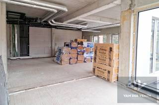 <u><strong>Casco en centraal gelegen nieuwbouw handelsgelijkvloers (160m²) met gezellig terras (130m²) op een TOPlocatie!<br /><br />Je eigen zaak in de vernieuwde dorpskern van Zonhoven?<br />Nieuwbouw handelsgelijkvloers met terras "De Kwint" te huur in het bruissende Zonhoven.<br /><br />Opstartdatum overeen te komen.<br />Weergegeven prijs van 2.000 euro per maand is zolang het Lieve Baetenplein nog niet in orde is (+- voorjaar 2027). Erna nog overeen te komen.</strong></u><br /><br />In De Kwint onderneem je op een toplocatie in het hart van Zonhoven, vlak bij het dorpsplein en het gemeentehuis. Ook het populaire buurtcafé, de evenementenzaal en het nieuwe politiekantoor liggen op wandelafstand. Aan passage dus geen gebrek! Als ondernemer kom je bovendien terecht in een jonge en dynamische omgeving: de nieuwe bewoners van de 60 appartementen boven de handelsruimtes vormen een potentiële vaste klantenbasis.<br />Ondernemen in De Kwint betekent ondernemen met mogelijkheden.<br /><br />De handelspanden zijn duurzaam en energiezuinig gebouwd, waardoor je maandelijkse kosten laag blijven. Dankzij de flexibele indeling en open structuur kan de ruimte eenvoudig worden aangepast aan uiteenlopende doeleinden, van winkel tot kantoor of praktijkruimte. Dit is de plaats om jouw concept volledig tot leven te brengen, en je kunt het pand volledig naar eigen smaak afwerken en inrichten.<br /><br /><u><strong>Troeven:</strong></u>
<ul>
	<li>Centraal gelegen in het bruissende Zonhoven</li>
	<li>Uitstekende verbinding met Genk, Hasselt, Heusden-Zolder en Houthalen-Helchteren</li>
	<li>Vernieuwde dorpskern met veel passage </li>
	<li>Handelsgelijkvloers +/- 160 m²</li>
	<li>+/- 130 m² terras</li>
	<li>Volledig nieuwbouw – casco afwerking </li>
	<li>Klaar voor jou concept op maat te maken</li>
	<li>Vlot bereikbaar met het openbaar vervoer én parkeergelegenheid in de nabije omgeving</li>
	<li>Ideaal voor zowel starters als gevestigde ondernemers.</li>
	<li>60 nieuwbouwappartementen en handelsruimtes die extra klantenpotentieel bieden</li>
	<li>Duurzaam en energiezuinig gebouw = lage vaste kosten</li>
	<li>Breed inzetbaar: geschikt voor horeca, winkel, kantoor of praktijkruimte</li>
	<li>Weinig administratieve drempels </li>
	<li>Moderne en frisse uitstraling binnen een nieuw en levendig gebouwcomplex</li>
</ul>
<br />Laat deze unieke kans niet liggen en neem zsm contact met Koen!
