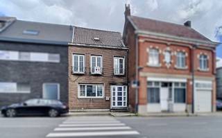 <strong><span>Centraal gelegen woning met 2 ruime slaapkamers!</span></strong><br /><br />Dit aangenaam woonhuis heeft een <strong>uiterst praktische ligging</strong>, op wandelafstand van winkels, scholen en horeca, op het dorp van het landelijke 'Kerksken'. <br /><br />De woning verwelkomt U met <strong>een ruime en afgesloten inkomhal </strong>gelijklopend met <strong>een uitgestrekte woonkamer</strong> waarmee de inkomhal ook in directe verbinding staat.<br /><br />Voorbij de woonkamer is er <strong>een volledig ingerichte en open keuken</strong>.<br /><br />Verder op het gelijkvloers is er nog <strong>een afgesloten berging en een apart toilet</strong>. <br />Van hieruit bereikt U, via <strong>een koer met een vaste trap, een zonnig dakterras</strong> (nog verder af te werken en/of in te richten naar eigen keuze).<br /><br />De eerste verdieping laat zich indelen door <strong>2 zéér ruime slaapkamers</strong>, <strong>een toilet en een badkamer met ligbad en lavabo</strong>.<br /><br />Bent U op zoek naar een centraal gelegen ruime woning die met enkele handige handen vlot verder kan worden ingericht als uw droomhuis?<br />Contacteer uw vadtgoedkantoor KURTIMMO via 0476/076 993 OF info@kurtimmo.be!
