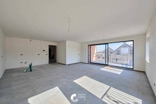 In Residentie Cauliller Poort vind je dit aangename 2-slaapkamerappartement op de eerste verdieping. Het appartement combineert modern wooncomfort met een eigen terras. Dankzij de lift is het appartement vlot bereikbaar en geniet je van extra comfort en gebruiksgemak.<br /><br />Indeling:<br />- Inkomhal<br />- Open leefruimte met zithoek, eetkamer en keuken<br />- (Technische) berging<br />- Slaapkamer 1<br />- Slaapkamer 2<br />- Badkamer<br />- Apart toilet<br />- Terras<br /><br />Troeven:<br />+ Rolstoeltoegankelijk<br />+ Energiezuinig: warmtepomp, vloerverwarming, vloerkoeling, ventilatie en zonnepanelen<br />+ E-peil <20: 50% vermindering op de onroerende voorheffing gedurende 5 jaar<br />+ Lift aanwezig en rechtstreekse toegang tot de ondergrondse kelder<br />+ Centrale ligging in Kaulille<br />+ Aankoop aan 6% btw mogelijk onder voorwaarden, ook voor investeerders<br /><br />Prijsberekening incl. kosten, parking en berging bij 6% btw: €394.710,00<br /><br />Wil jij graag de sfeer van Residentie Cauliller Poort ervaren? Contacteer ons en wij helpen je graag dichtblij verder!